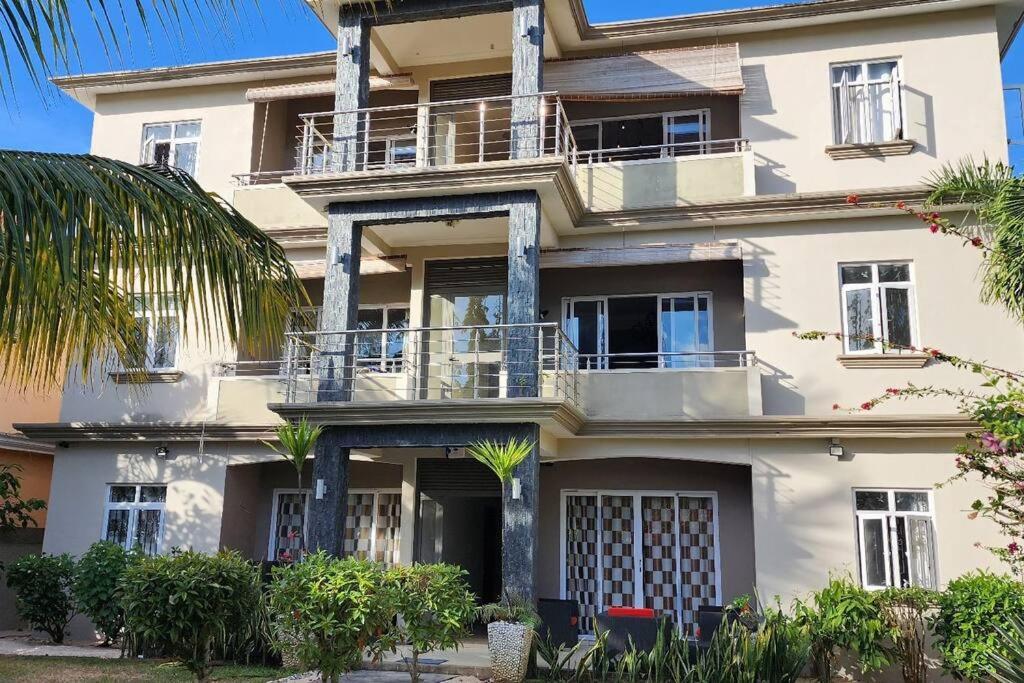 Number 9, 2Nd Floor,Pebble Bay Appartments غراند بايَ المظهر الخارجي الصورة